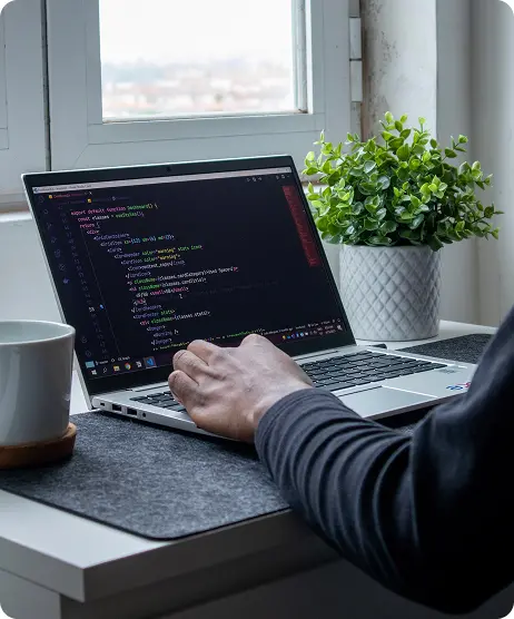 Человек с ноутбуком